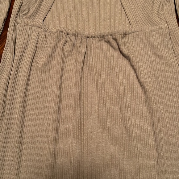 NWT GORGEOUS Long sleeve ribbed mock turtleneck with a triangular open back. - Picture 7 of 10